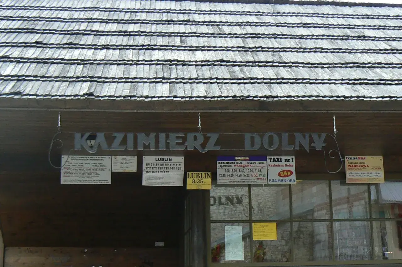 Rozkład jazdy autobusów do Kazimierza Dolnego. Informacje o tym, jak dojechać do Kazimierza Dolnego pociągiem, są dostępne na tablicy.