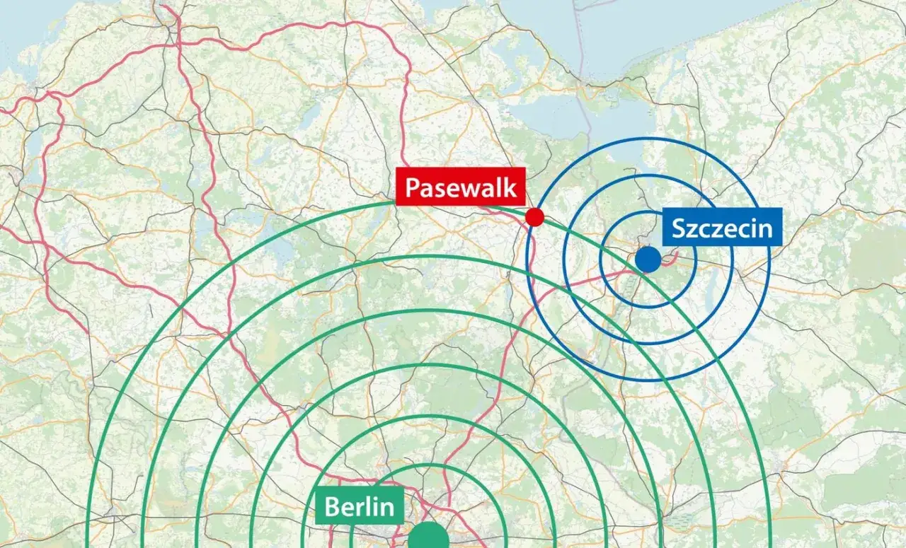 Mapa pokazuje odległość Berlin-Szczecin. Koncentryczne kręgi wskazują zasięg od Berlina (zielone) i Szczecina (niebieskie). Pasewalk jest zaznaczony jako punkt.