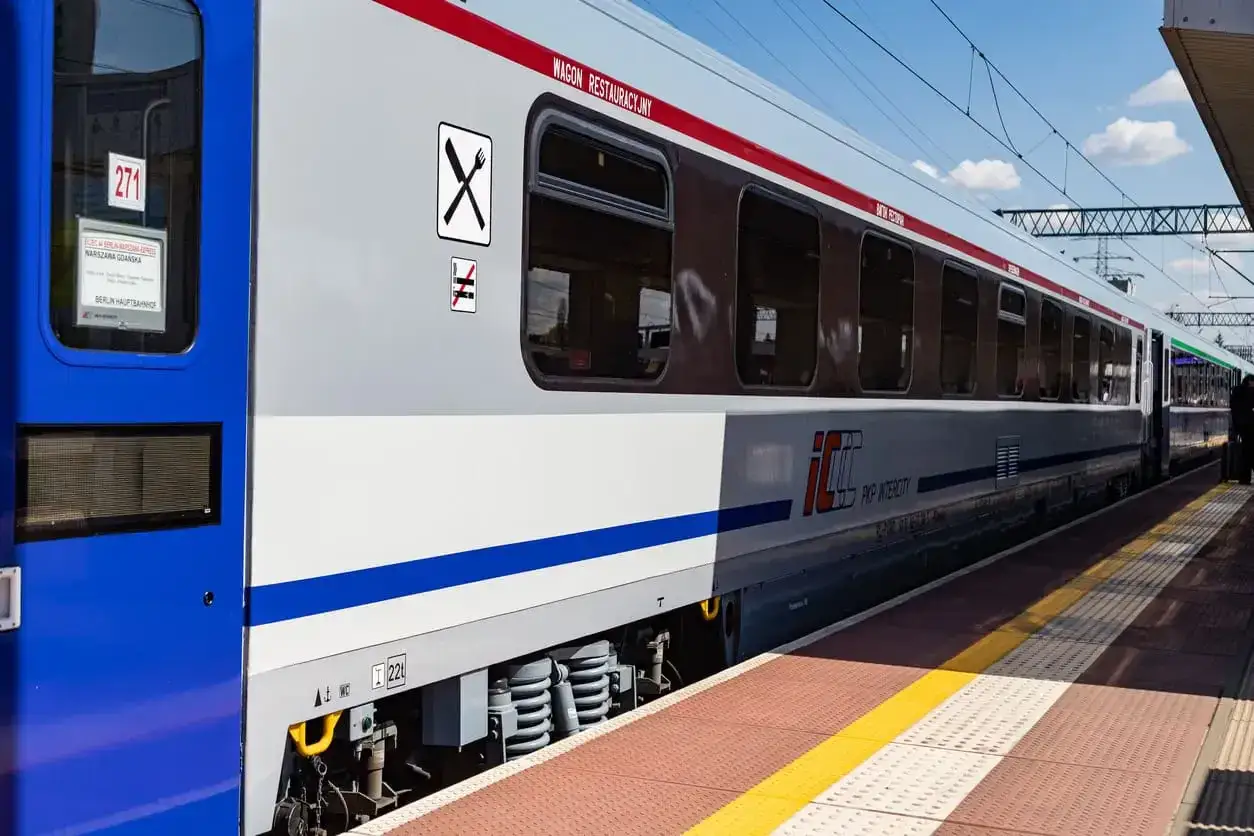 Wagon restauracyjny PKP Intercity z symbolem sztućców. Tak sprawdzisz, czy w pociągu jest wars.