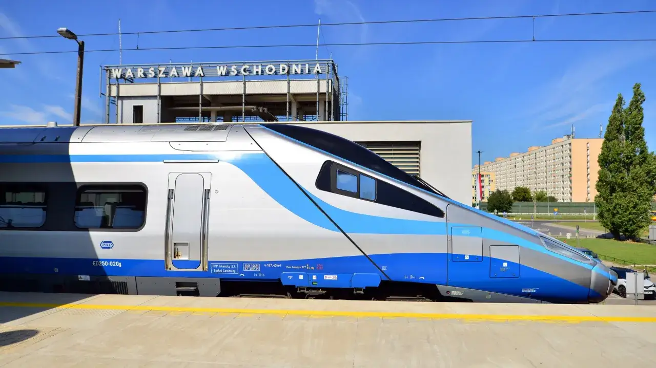 Pendolino nad morze cennik: nowoczesny pociąg PKP Intercity na stacji Warszawa Wschodnia.