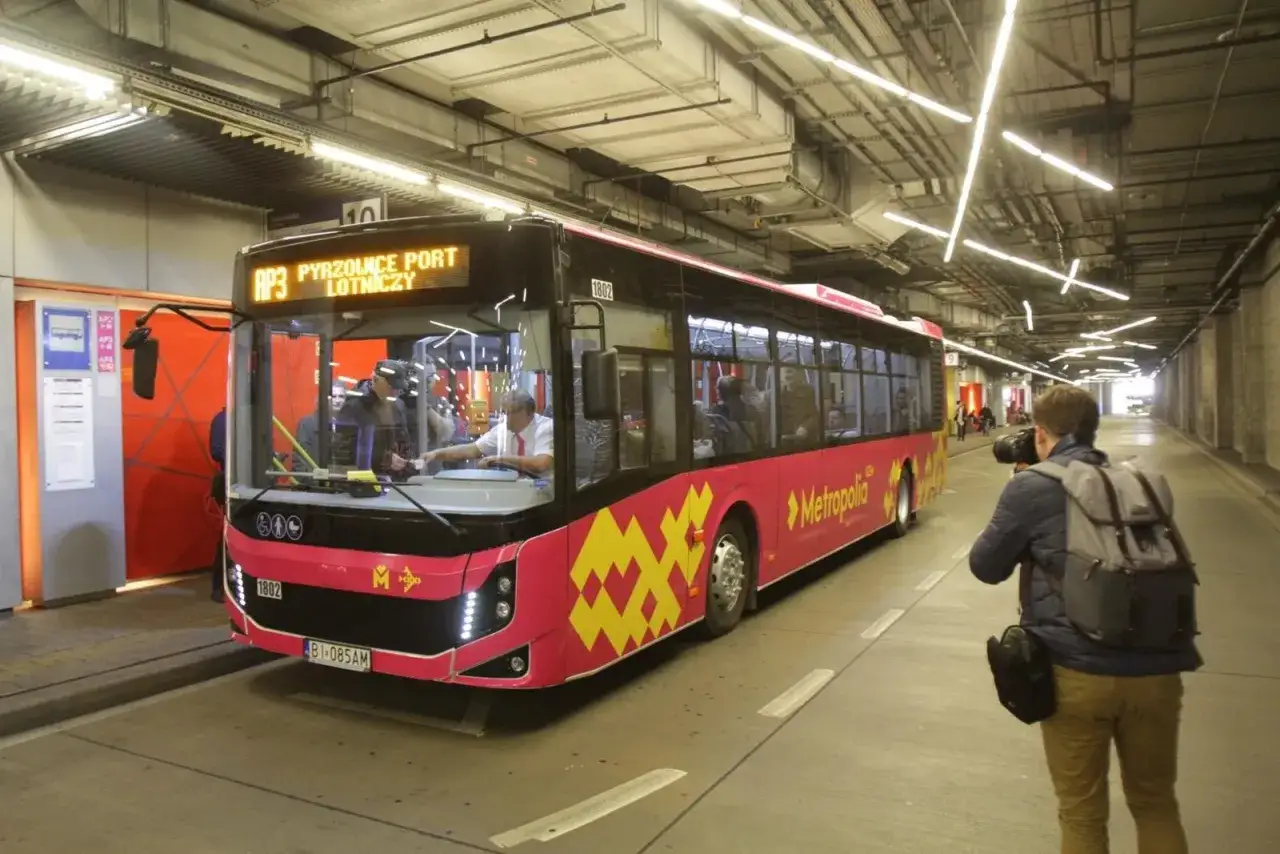 Autobus linii AP3 Pyrzowice Port Lotniczy w Katowicach. Bilety na tę trasę można kupić w kasie lub u kierowcy.