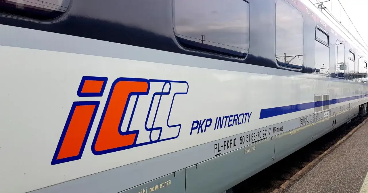 PKP Intercity - podróżuj z komfortem i dostępem do sieci. Logo PKP Intercity na boku pociągu.