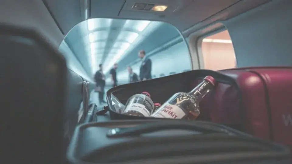 Zdjęcie Ile alkoholu można przewieźć samolotem Wizz Air? Oto ważne limity