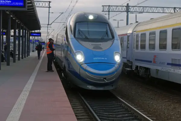Pendolino na peronie, gotowe do podróży. Zastanawiasz się, ile jedzie Pendolino z Warszawy do Gdańska?