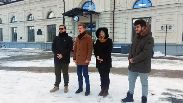 Cena biletu PKP Białystok - Warszawa? Czekamy na pociąg w zimowej scenerii.