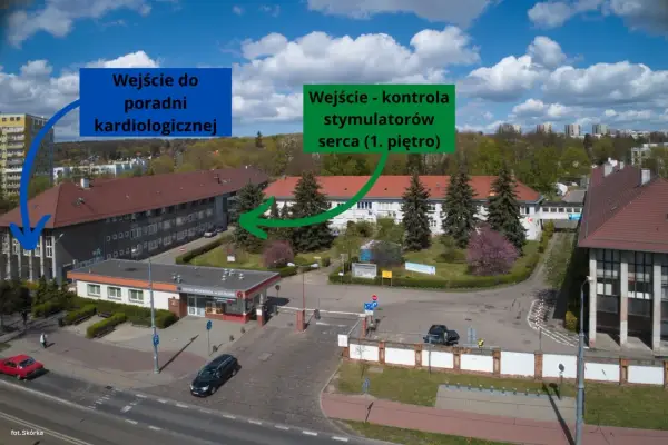 Jak dojechać z dworca PKP Szczecin do szpitala na Arkońskiej? Wskazówki na zdjęciu pokazują wejście do poradni kardiologicznej i kontroli stymulatorów serca.